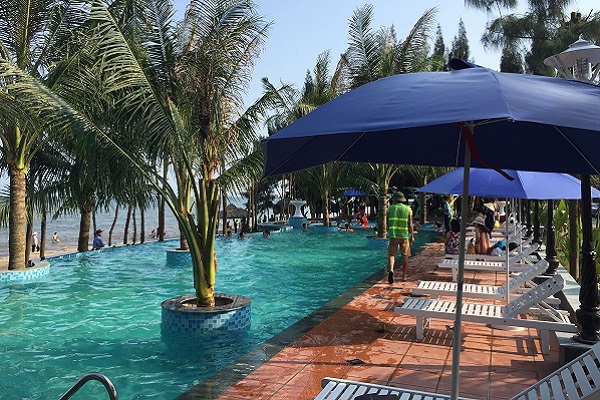 Review bể bơi của các khách sạn biển Hải Tiến 2